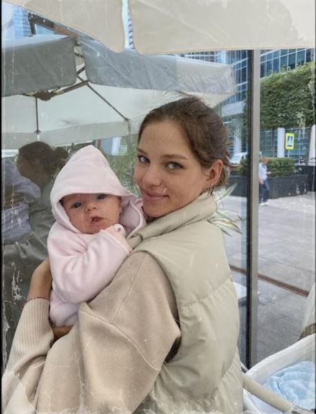 Алеся Кафельникова впервые показала лицо дочери