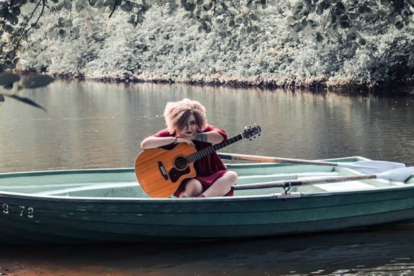 <br />
				«Я надеюсь, что моё творчество будет помогать людям находить себя»: Лина Кальм — о дебютном альбоме «Вслед за солнцем»			
